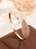 Pulseira Única em Forma de Folha que Não Desbota com Cravação Completa de Diamantes, Conjunto de Anéis, Conjunto de Joias Ajustável de Pérolas de Nicho de Dois Peças
