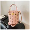 Nova Bolsa Saco de Design de Nicho 2025 para Mulheres, Bolsa de Mão e Bolsa Transversal Versátil Estilo Coreano com Design Estampado de Alto Padrão