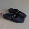 Versión de cuero suave~Zapatos cerrados versátiles de tejido hueco negro para mujer con correa metálica y mules de punta cuadrada
