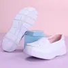 Sapatos de Enfermeira em Couro Cereja Carmesim Estilo Verão Design Vazado Solado Macio Respirável Antiderrapante Confortáveis e Leves Sapatos de Enfermeira para Mulheres
