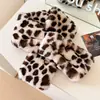 Cachecol de Pelúcia Estilo Americano com Estampa de Leopardo para Meninas, Proteção Quente para o Pescoço no Outono e Inverno, Design Versátil Cruzado com um Toque Vintage de Luxo