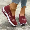 Sapatos de Tecido Retro Étnico Respiráveis de Malha para Primavera e Verão, Estilo Antigo de Pequim para Mulheres, Sapatos Planos para Mães, Sapatos Bordados, Confortáveis