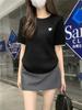 Playera de Punto de Manga Corta con Cuello Redondo y Corazón Bordado a Contraste para Mujer Verano Chic Diseño Twist Hombro Derecho Top Reductor de Edad