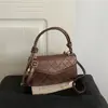 Bolsa Feminina Versátil 2026 Novo Estilo Bolsa de Design Nicho Textura Fashionável Bolsa Transversal Melade Retro Simples Bolsa Quadrada Pequena