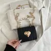 Bolsa Quadrada Pequena com Corrente da Moda para Mulheres 2026 Primavera/Verão Nova Bolsa de Mão Simples com Pérolas Bolsa de Ombro Transversal Versátil