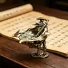 Río Frío Sombra Solitaria Caballero de Latón Mascota de Té Vagabundo Solitario del Jianghu Espadachín Personaje Retro Wuxia Mini Adorno de Cobre para Escritorio