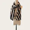 Chal largo de terciopelo con estampado de cebra, amigable con la piel, para mujer, calentador de cuello para habitación con aire acondicionado en otoño e invierno, bufanda decorativa fina, chal grande para el cuello