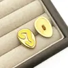 Botões metálicos especiais com formato transfronteiriço, com revestimento de óleo e designs únicos como olhos de coelho, andorinha e lábios vermelhos, adequados para casacos e jaquetas.