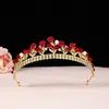 Elegante Corona de Rosas Rojas para Mujeres y Niñas Tiara de Aleación Dorada con Acentos de Pedrería para Bodas Fiestas de Novia Cumpleaños y Ocasiones Especiales Impresionante Diseño Floral