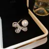 Anillo de Luz de Zirconia Hueco Abierto con Lazo Francés Anillo de Dedo Índice de Lujo de Gama Alta Joyería de Mano Versátil Exquisita de Moda para Mujeres