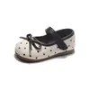 Sapatos rasos femininos estilo coreano com laço de balé, novos mocassins infantis de sola macia para o outono de 2026, sapatos pequenos de couro