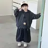 Conjunto de tres piezas para niño de otoño: chaqueta a rayas con capucha y pantalones de pierna ancha, nuevo estilo 2026, atuendo infantil holgado y casual