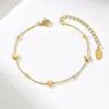Pulsera de Acero Inoxidable Color Dorado con Flor Pequeña Estilo Europeo y Americano, Diseño Delgado, Estilo Lujo Ligero, Accesorio de Mano Único y Juvenil