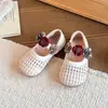 Zapatos de Princesa para Niñas Sandalias Tejidas de Moda 2026 Verano Nuevos Zapatos Pequeños de Cuero para Niños Calados de Malla para Bebé Zapatos de Una Sola Pieza