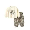 Conjunto moderno para niñas 2026 colección de otoño nueva: Sudadera de cuello redondo de dibujos animados para niños y pantalones casuales con estampado de leopardo, un conjunto de dos piezas
