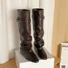Botas de jinete de cuero de moda con hebilla para mujer, colección otoño/invierno 2026, con punta cuadrada, tacón bajo y diseño de pierna ancha para un look sofisticado
