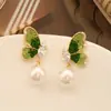 Brincos de borboleta de cristal verde com laço de mola, pino de prata 925, brincos degradê de gelo quebrado, brincos pop de nicho