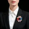 Broche de Corona de Flores de Cuatro Colores Colorida Corona de Flores de Cristal en Forma de Gota Dorada Incrustada con Pedrería Versátil para Trajes y Vestidos
