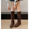 Coleção Outono 2026: Botas de Cano Curto com Plataforma e Fivelas Cruzadas, Botas de Cavaleiro em Camurça, Ajuste Largo para Mulheres Plus Size, Botas Longas Emagrecedoras