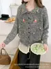 Cardigan de solapa bordado floral de estilo suave para mujer, chaqueta de punto suave versátil para otoño e invierno con mangas largas