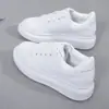 Zapatos blancos 2023 para mujer suela gruesa Primavera y Otoño Nuevos zapatos de papá que aumentan la altura Tendencia de internet moda ins moda casual zapatos deportivos