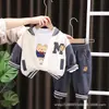 Traje de Tres Piezas de Manga Larga para Niños Niños, Nuevo Estilo Conjunto de Tres Piezas de Oso, Lindo y Moderno para Primavera y Otoño, Disponible para Dropshipping