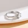 Anillo Redondo Plateado Nueva Moda para Mujer Moda de Alta Gama Anillo de Pareja Lujo Ligero Elegante Venta Directa de Fábrica