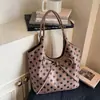 Bolso de mano de moda con lazo de gran capacidad transfronterizo para mujer, nuevo bolso versátil de lunares para hombro o axila, primavera 2026