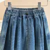 Foto real de jeans de mujer de cintura alta y pierna ancha, pantalones curvos cropped, pantalones casuales ajustados de verano 2026, pantalones balloon cropped