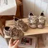 Tênis de treinamento alemão estilo coreano para meninas com estampa de leopardo, novos sapatos casuais de outono 2026 para meninas com velcro, sola macia, modernos