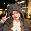 Bonito gorro de punto para otoño e invierno con un pequeño adorno de oso y pompón, hecho de felpa tipo oso de peluche, versátil, cálido y cubreorejas, haciendo que tu cara se vea más pequeña