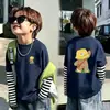 Roupa infantil, camiseta de manga comprida para meninos, estilo moderno e descolado, novo modelo 2026, algodão puro, blusa infantil falsa de duas peças, roupa de menino bonita