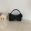Bolsa de nylon com poá de nicho bolsa transversal feminina nova versátil de ombro único sob o braço para sair trabalho pequena bolsa de mão