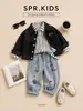 Conjunto de otoño estilo coreano para niños: una chaqueta vaquera de niño con cuello, una camisa de manga larga a rayas y pantalones vaqueros con estampado de grafiti - un conjunto casual