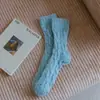 Calcetines de dormir de terciopelo coral de color sólido sin pelusa, calcetines de toalla gruesos y cálidos de media pantorrilla para otoño e invierno, venta al por mayor de fábrica