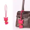 Colgante de gato con pajarita estilo coreano, adecuado para regalos diarios y festivos, decoración de ropa, colgante para llavero de coche, disponible para venta al por mayor
