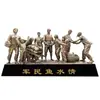 Escultura del Ejército Rojo Lucha Dura Tema Militar Rojo Figura de Fibra de Vidrio Imitación Cobre Adorno Cuadrado Personalizado