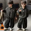 Conjunto de Veludo Plus para Meninos Outono e Inverno 2026 Novo Estilo Lindo Fashionável Jaqueta Acolchoada para Bebê Conjunto de Três Peças Espesso para Crianças Tendência