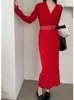 Vestido de punto con escote festoneado, adecuado para llevar en capas como prenda base de otoño, con diseño de cintura alta y cinturón para atar, disponible en colores lisos rojo, negro y blanco, con etiquetas