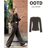 Conjunto de roupas esportivas marrom e cor de café para mulheres, incluindo um moletom e calça, perfeito para o outono, criando um visual elegante e que afina a silhueta com um toque casual inspirado na Coreia.