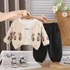 Conjunto de Ropa de Otoño para Niños 2026 Nuevo Conjunto de Tres Piezas con Sudadera y Chaqueta de Manga Larga para Primavera y Otoño Ropa Elegante para Bebés