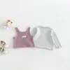 Conjunto de Tres Piezas para Bebé Niña Dianxi: Camiseta Base con Estampado Floral Dulce, Chaleco de Punto Sencillo, Jeans de Dibujos Animados para Bebé de Otoño