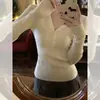 Elegante Camiseta Base de Punto con Cuello en V 2025 Primavera, Otoño, Invierno Único Top de Botones para Mujer, Suéter Sencillo y Suave
