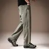 Calça Casual Listrada Lateral Color Block de Seda Gelada Seersucker para Homem, Fina de Verão para Uso Externo, Deslocamento, Esportes, Perna Reta