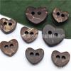En stock venta directa protección ambiental natural hebilla de coco con dos ojales en forma de corazón botón de dibujos animados de amor de madera para ropa infantil corazón de melocotón