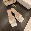 Versión de Piel de Vaca del Mismo Estilo Nuevo Verano 2025 Mula Francesa de Punta Cuadrada Plisada de Una Correa Zapatillas de Media Caña Tacones Altos para Mujer