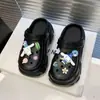 Zuecos de diseño floral con suela gruesa para mujer, sandalias de punta cerrada, nuevas de moda de verano antideslizantes 2026 estilo playa con aumento de altura