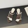 Sandalias Estilo Hada Francesas de Punta Redonda con Perlas y Pedrería 2026 Nuevas para Exteriores Nicho Tacón Bajo Chanclas de Tira de Dedo