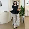 Ropa de maternidad: Elegante Camisa Cuadrada, Top Babydoll Adelgazante + Pantalones Casuales de Lunares con Soporte para la Barriga Conjunto de Maternidad