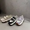 Sandálias Femininas Casuais Versáteis de Moda Verão 2026, Couro Genuíno, Malha Respirável Vazada, Sola Grossa, Velcro